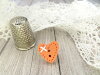 Bouton petit coeur orange clair