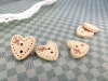 Bouton petit coeur beige clair